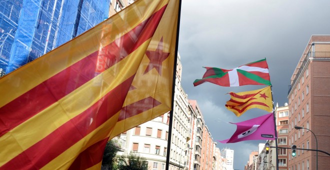 Manifestantes en Bilbao con banderas catalana y vascas, durante la marcha convocada por Gure Esku Dago. REUTERS/Vincent West