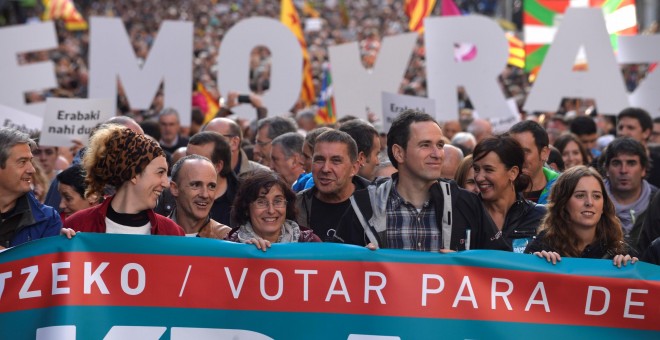 El líder de Bildu, Arnaldo Otegi, en la cabeza de la manifestación en Bilbao organizada por Gure Esku Dago, a favor del derecho a decidir. REUTERS/Vincent West