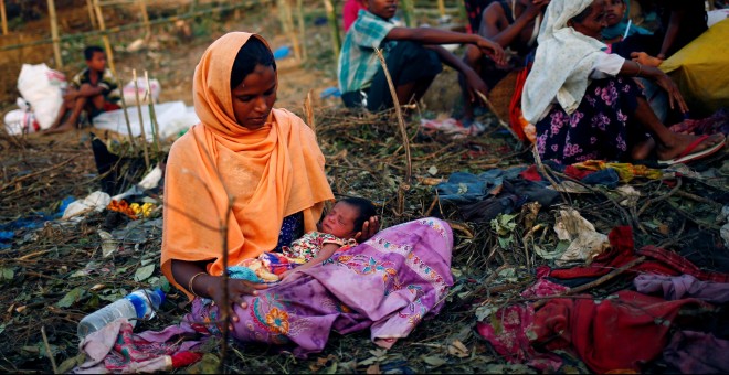 Una mujer refugiada rohinya con su bebé en brazos en el campamento de Cox, en Bangladesh. REUTERS/Mohammad Ponir Hossain