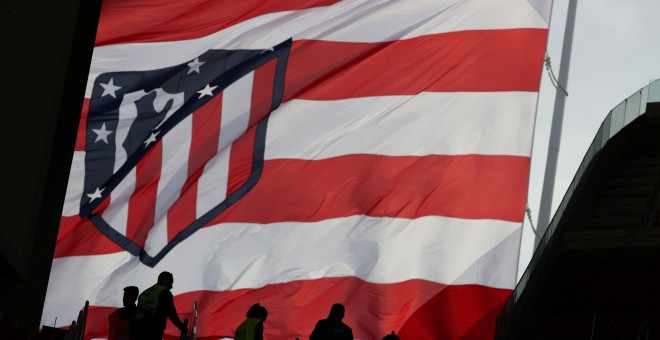 Vista de la bandera rojiblanca colocada frente al Wanda Metropolitano, durante el primer partido del Atlético de Madrid en su nuevo estadio. REUTERS/Sergio Perez