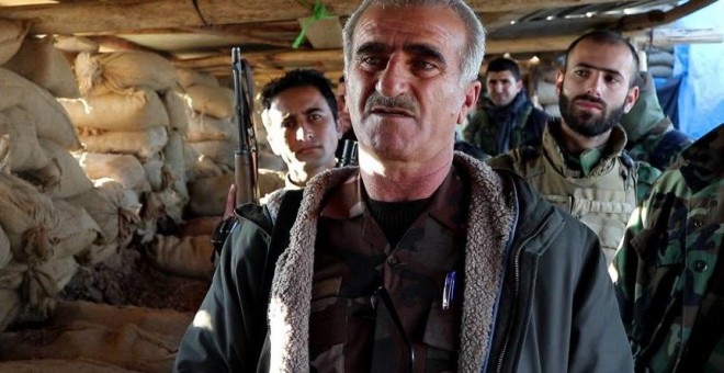 Oficial de los peshmergas de Barzani, en la línea del frente contra el ISIS FOTO Ferran Barber