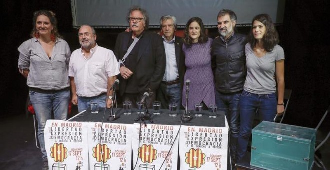 Los asistentes al acto a favor del referéndum soberanista en Catalunya organizado por la asociación 'Madrileños por el derecho a decidir' en el Teatro del Barrio, en Madrid. EFE/Emilio Naranjo