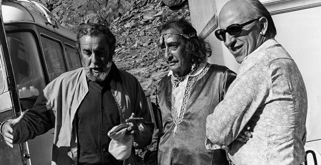Fernando Rey con Salvador Dalí y el productor Alfredo Matas, durante el rodaje de la película 'La luz del fin del mundo'. EFE