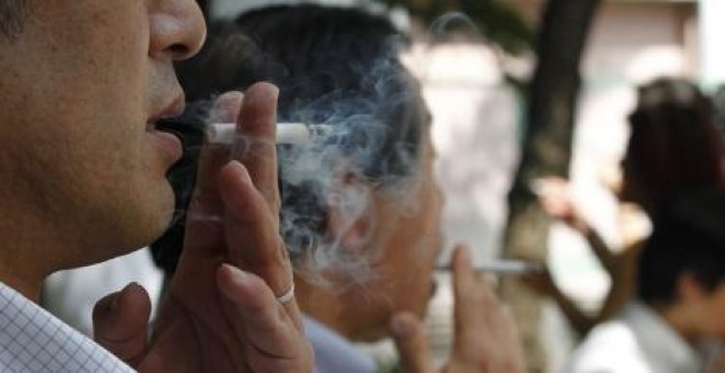 Personas fumando en Tokio. Reuters