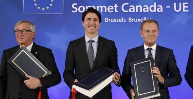El presidente de la Comisión Europea, Jean Claude Juncker, el primer ministro de Canadá, Justin Trudeau, y el presidente del Consejo Europeo, Donald Tusk, tras la firma del CETA en Bruselas, en octubre de 2017. AFP/François Lenoir