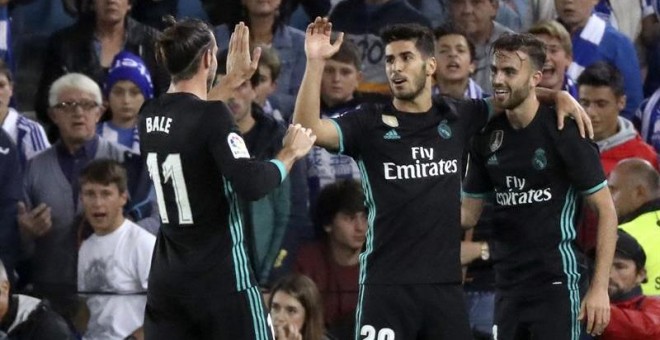 Los jugadores del Real Madrid, Marco Asensio (c), Gareth Bale (i) y Borja Mayoral celebran un gol ante la Real Sociedad. /EFE