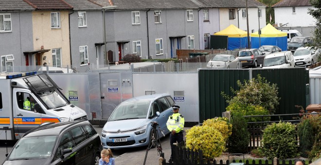 Dispositivo policial instalado en el domicilio de uno de los detenidos en relación con el ataque de Londres. /REUTERS