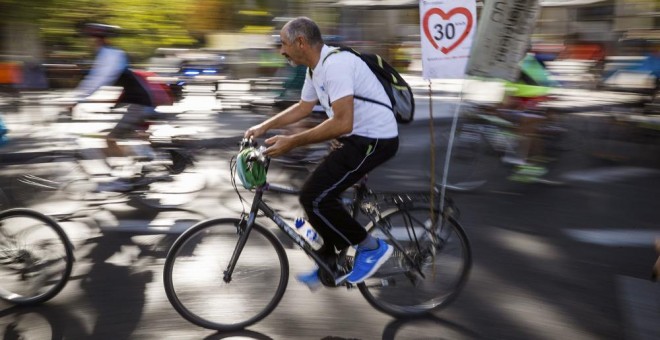 Un ciclista circula por Madrid. EFE