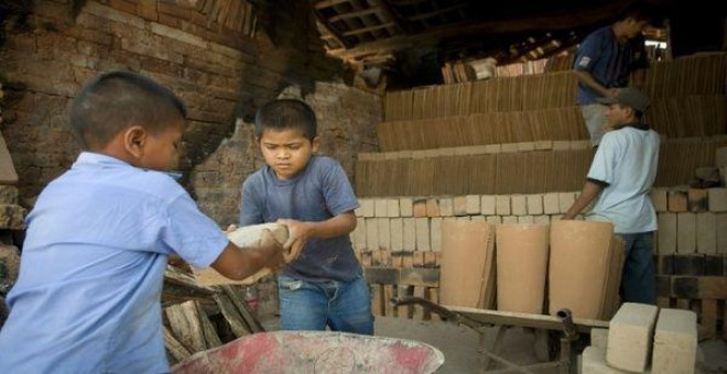 152 millones de niños entre 5 y 17 años fueron sometidos al trabajo infantil en 2016, según la OIT. / EFE