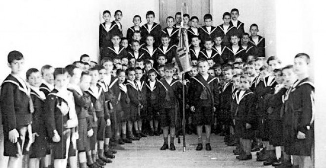 Huérfanos del Patronato en el Colegio de Padrón (La Coruña) en 1953. ET