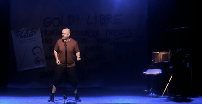 El actor César Goldi, en la obra 'Goldi Libre'. / CHÉVERE