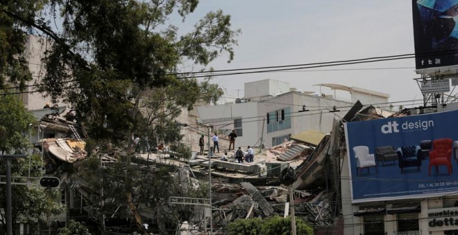 Un edificio venido abajo en Ciudad de México tras el terremoto. REUTERS/Claudia Daut