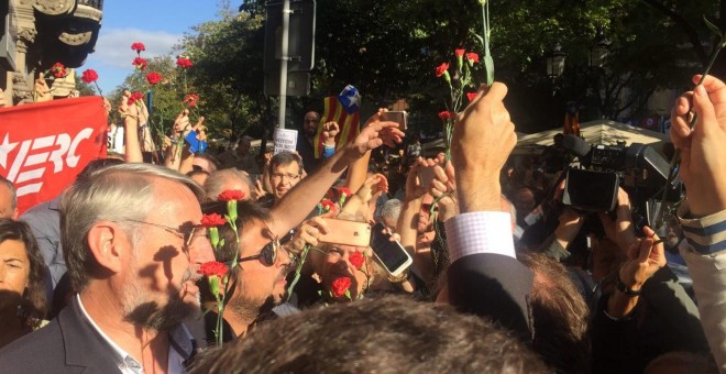 Concentració de protesta davant el Departament d'Economia i Hisenda de la Generalitat. Reparteixen clavells per donar als policies