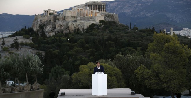 El primer ministro griego Alexis Tsipras, en una intervención pública en la Colina Pnyx Hill, frente a la Acropolis, en Atenas. REUTERS/Alkis Konstantinidis