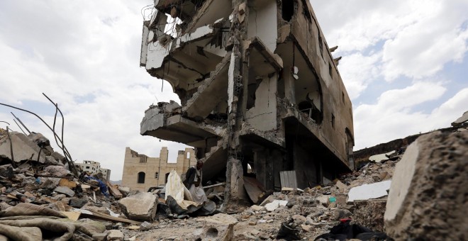 Un yemení camina sobre los escombros de una casa destruída hace dos semanas por los ataques aéreos saudíes en Saná, Yemen, hoy, 12 de septiembre de 2017. La organización Human Rights Watch (HRW) instó hoy a Naciones Unidas a denunciar e investigar los 'cr