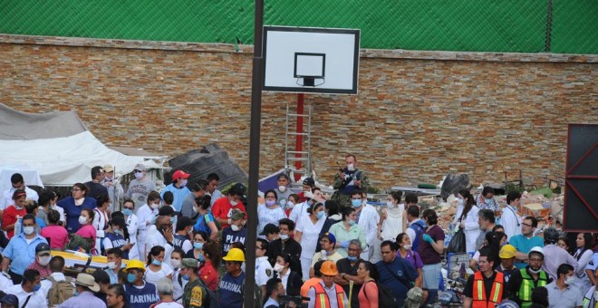 Rescatistas y voluntarios trabajan en las tareas de rescate en el Colegio Enrique Rebsamen tras el terremoto. EFE