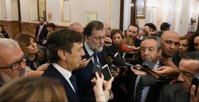 El presidente del Gobierno, Mariano Rajoy, responde a preguntas de los periodistas tras la sesión de control al Ejecutivo en el Congreso. EFE/Fernando Villar