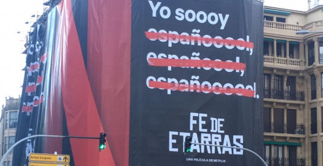 Imagen del andamio con el anuncio de Netflix, en San Sebastián. Efe