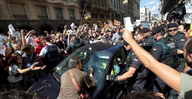 Moments de tensió entre la Guardia Civil i ciutadans en acció de protesta a la Via Laietana