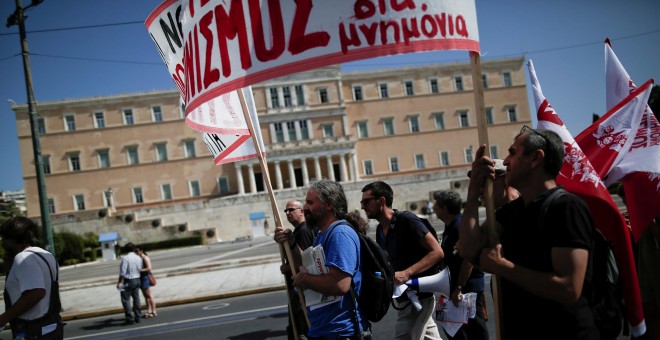 Manifestación de empleados púbicos frente al Parlamento griego en la Plaza Syntagma, en Atenas. REUTERS/Alkis Konstantinidis