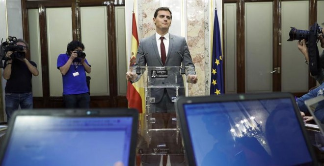 El presidente de Ciudadanos, Albert Rivera, durante la rueda de prensa que ha ofrecido hoy en el Congreso. | EMILIO NARANJO (EFE)