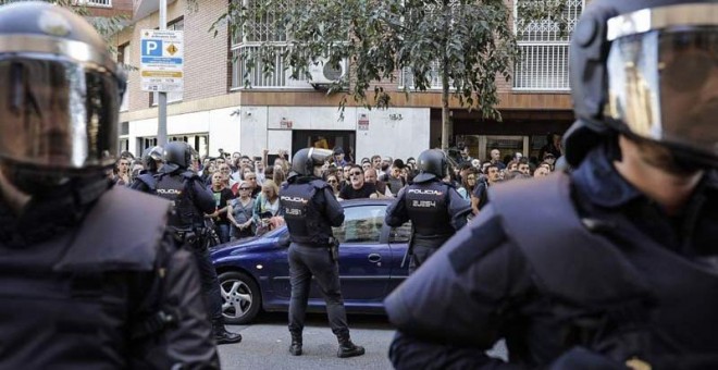 La Policía Nacional a la entrada de la sede de la CUP. | XAVI HERRERO