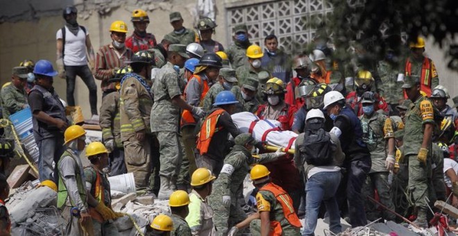 Rescate de víctimas del terremoto en México DF. / EFE
