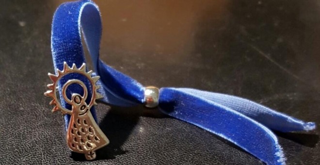 Una empresaria zaragozana ha sido condenada a dejar de fabricar pulseras con este tipo de cintas por ser una marca registrada del cabildo.