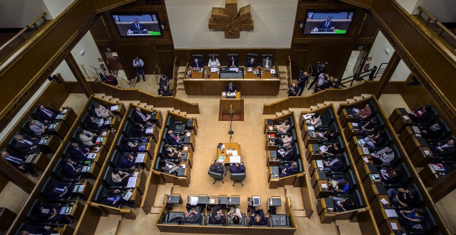 El lehendakari, Iñigo Urkullu, interviene en el pleno de Política General en el Parlamento Vasco. EFE/David Aguilar