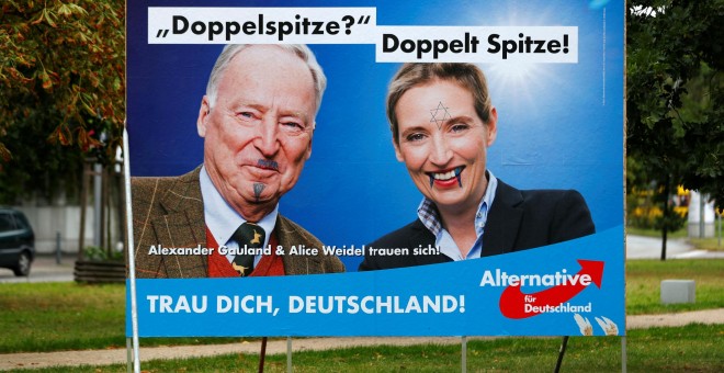Un poste publicitario en Berlín muestra un cartel de Alternativa por Alemania (AfD) con los rostros pintados de Alexander Gauland y Alice Weidel, los líderes actuales del partido ultraderechista. 14 de septiembre del 2017. REUTERS/ Fabrizio Bensch