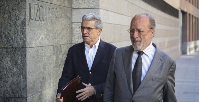 El exalcalde de Valladolid, Javier León de la Riva, acompañado de su abogado, en una de sus comparecencias en el juzgado por el caso de los avales para el soterramiento de las vías del AVE. EFE