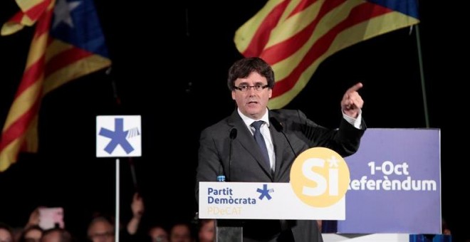 El presidente de la Generalitat Carles Puigdemont durante su intervención en el acto que el PDeCAT ha celebrado este viernes por la noche en Sant Cugat del Vallés, Barcelona. /EFE