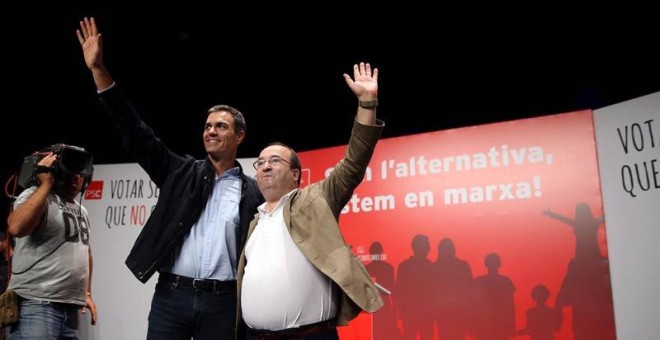 El secretario general del PSOE, Pedro Sánchez (i) y el primer secretario del PSC, Miquel Iceta (d) , intervienen en el acto de inicio de curso político de los socialistas en Badalona. /EFE