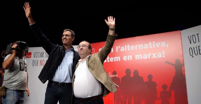 El secretario general del PSOE, Pedro Sánchez (i) y el primer secretario del PSC, Miquel Iceta (d) , intervienen en el acto de inicio de curso político de los socialistas en Badalona. /EFE