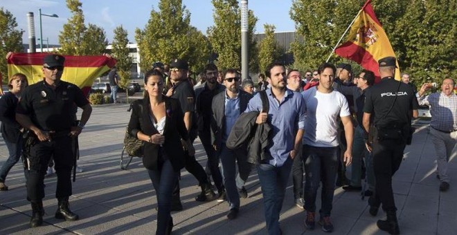 Alberto Garzón ha sido increpado por un grupo de personas con banderas españolas a su llegada al acto de Unidos Podemos en Zaragoza. /EFE