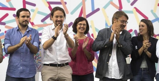 El coordinador federal de IU, Alberto Garzón (i), el secretario general de Podemos, Pablo Iglesias (i), el portavoz de En Comú Podem, Xavier Domènech (2d), la portavoz de Podemos en el Congreso, Irene Montero (d), en  la asamblea Zaragoza. EFE