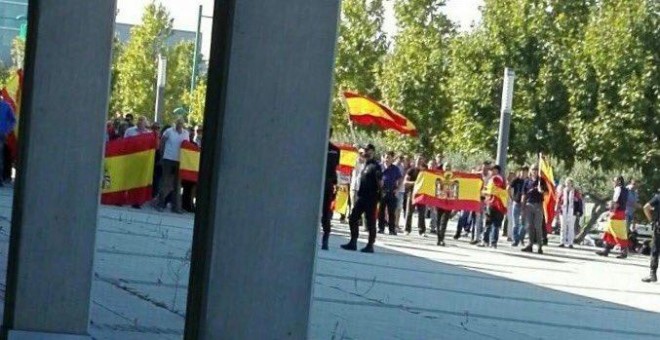 Un grupo de ultras, con banderas de España, increpan a los miembros de Unidos Podemos a las puertas de su asamblea en Zaragoza. /EFE