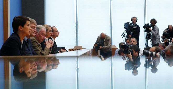 Frauke Petry, la compresidenta del partido ultraderechista alemán AfD (la primera por la izquierda), junto a otros dirigentes del partido (Joerg Meuthen, Alice Weidel, Alexander Gauland), la rueda de prensa en Berlìn tras las elecciones legislativas del d