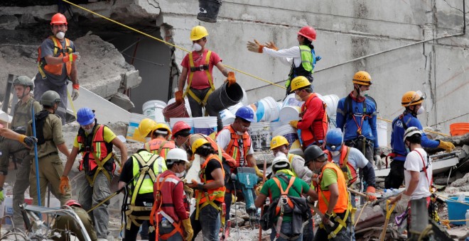 Equipos de rescate y voluntarios continúan la búsqueda de supervivientes. / REUTERS