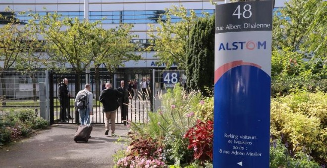 Varias personas entran en la sede de la fabricante de ferrocarriles Alstom, en el barrio parisino de Saint-Ouen. AFP/Jacques Demarthon