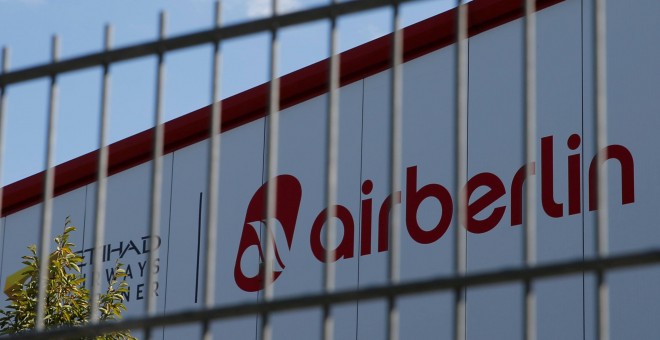 El logo de la aerolínea de bajo coste Air Berlin en un almacés en Berlín. REUTERS/Axel Schmidt