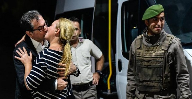 Kadri Gursel besa a su mujer, Nazire Gursel, tras ser liberado de la prisión de Silivri el 26 de septiembre del 2017 en Estambul. AFP/ Yasin Akgul