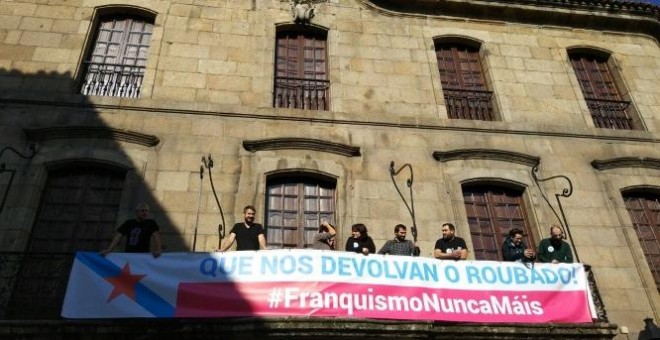 Miembros del BNG, con una pancarta en la casa familiar de los Franco en A Coruña.