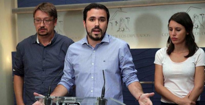 El líder de IU, Alberto Garzón, junto a los portavoces, de Unidos Podemos, Irene Montero (d), y de En Comú Podem, Xavier Domènech (i), durante la rueda de prensa que ha ofrecido hoy en el Congreso de los Diputados. | ZIPI (EFE)