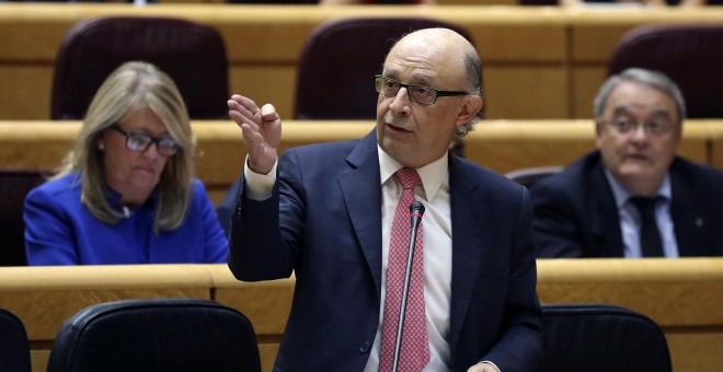 El ministro de Hacienda, Cristóbal Montoro, durante la sesión de control al Gobierno en el pleno del Senado. EFE/Chema Moya