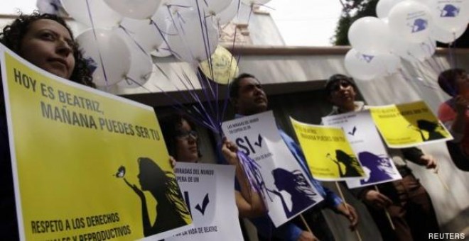 Imagen de las movilizaciones en favor de legalizar el aborto en El Salvador. / Reuters