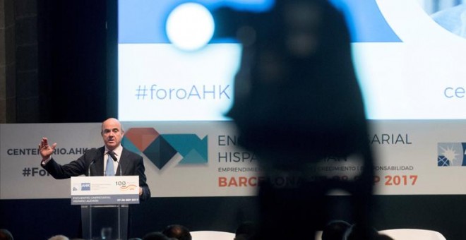 El ministro de Economía, Luis de Guindos, durante su intervención en un encuentro con empresarios en Barcelona este jueves. EFE/Marta Pérez