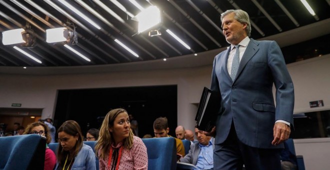 El portavoz del Gobierno, Íñigo Méndez de Vigo, a su llegada a la rueda de prensa posterior a la reunión del Consejo de Ministros. EFE/ Emilio Naranjo