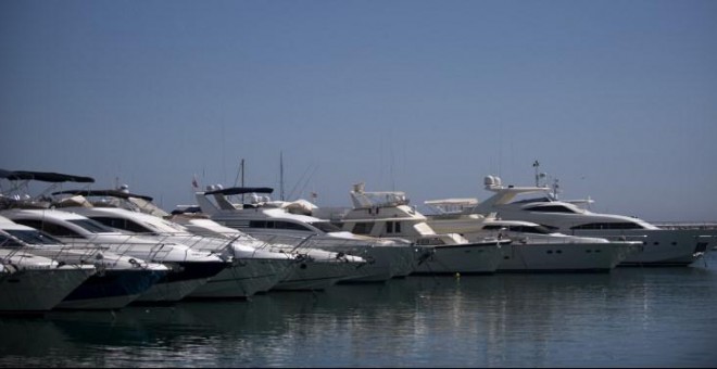 Yates amarrados en Puerto Banus, en Marbella, (Málaga). AFP/Jorge Guerrero