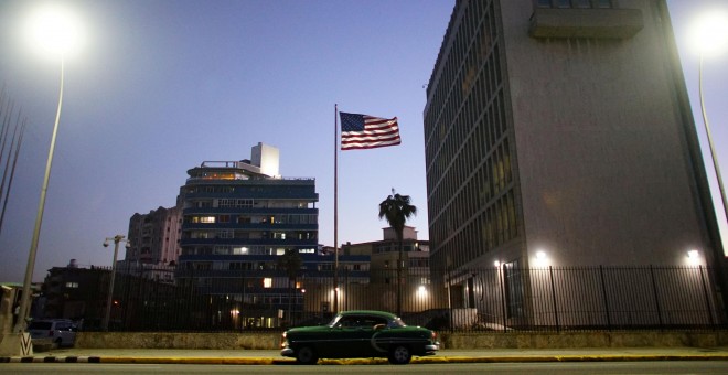 Un vehículo pasa junto al edificio de la Embajada de EEUU en La Habana. REUTERS/Alexandre Meneghini